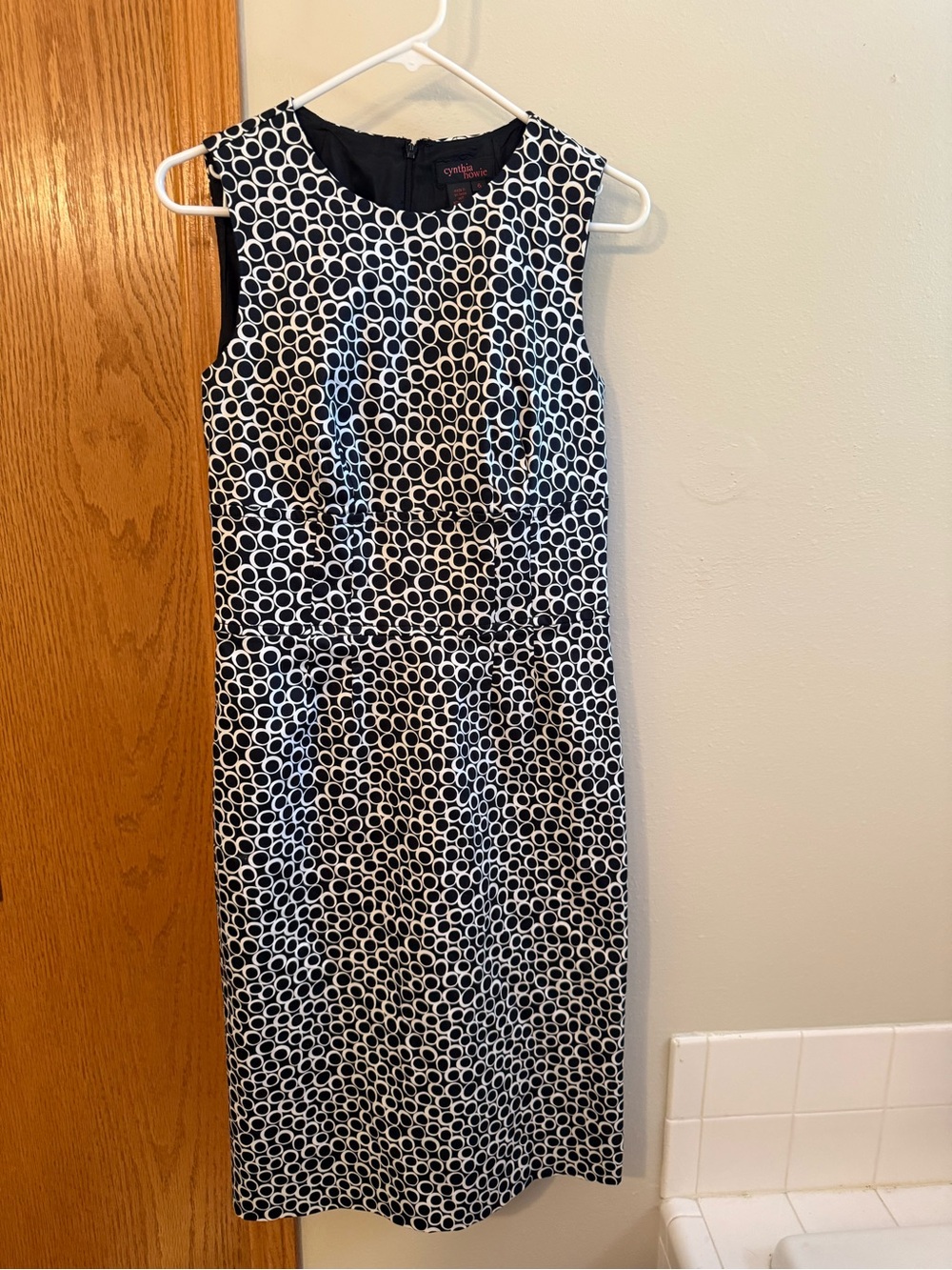 White and Black Sleeveless Sheath Dress by Cynthia Howie (size 6)